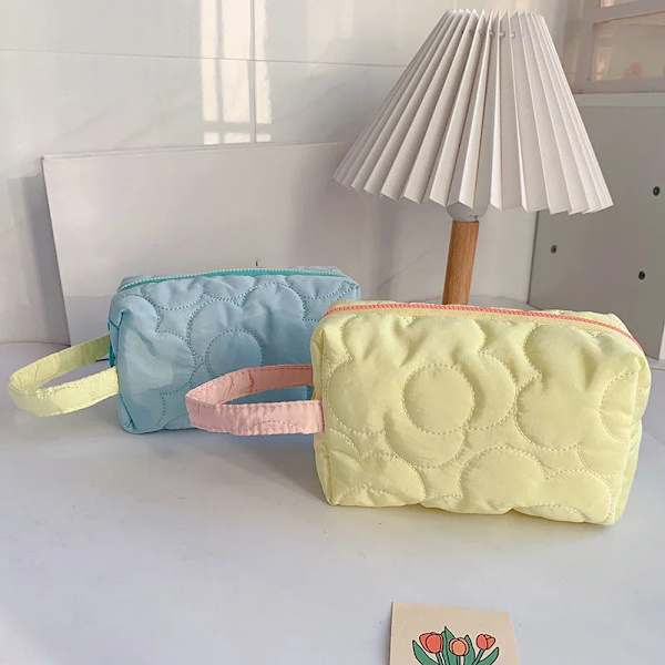 Ins New Koreansk Quilted Flower Kosmetikväskor Dam 2022 Mode Stor Kapacitet Bomullssmink Förvaringsväska Case för tjejer 1pcs colour random