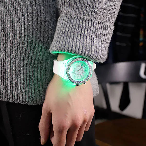 Kvinnor Blixt Lysande Flerfärgad Rhinestone LED watch Trender Studenter Älskare Gelé Kvinna Herrklockor Ljus Watch white
