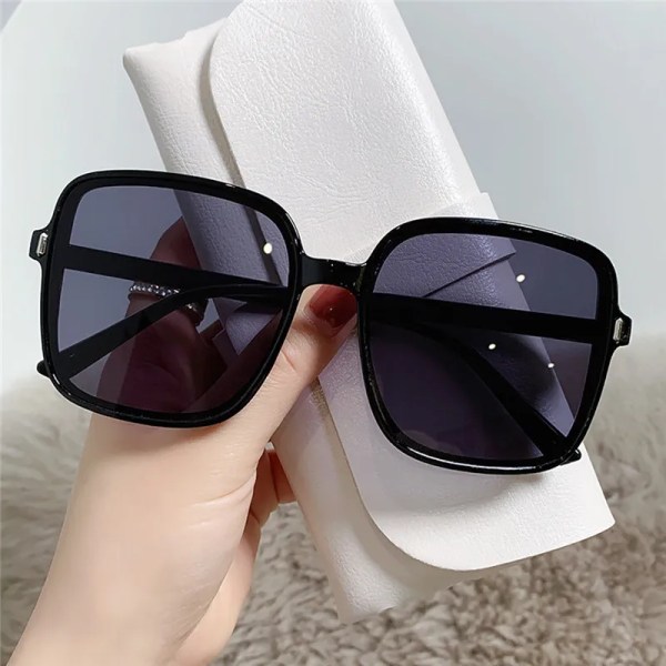 Modedesigner Kvinna Fyrkantiga Solglasögon Retro Vintage Gradient Solglasögon Kvinna Klar lins Svart Vit Oculos De Sol Beige