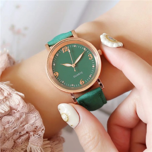 Vintage Liten Watch 2020 Lyxiga Damklockor Enkel Quartz Watch Sweet Leather Strapl Klocka Casual Reloj Relogio Feminino Black