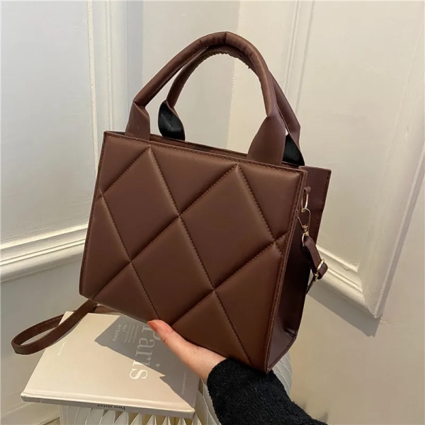 Ny vår Kvinnor Axelväska Trendig Rut Pu Läder Crossbody Väskor Mode Dam Handväskor Märke Designer Top Handle Bag new brown 23x19x10cm