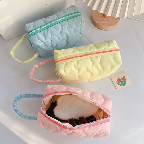 Ins New Koreansk Quilted Flower Kosmetikväskor Dam 2022 Mode Stor Kapacitet Bomullssmink Förvaringsväska Case för tjejer 1pcs colour random