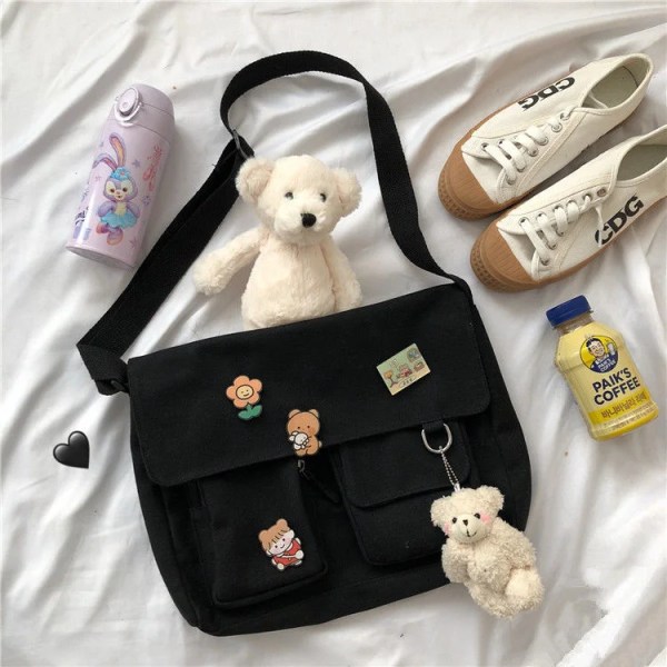 Canvasväska Enkel Kvinnor Crossbody-väska Ungdom Flickväskor Damväskor Casual Axelväskor Diagonal Messenger Skolväskor Handväskor 4 badge pendants Dinosaurs pendant