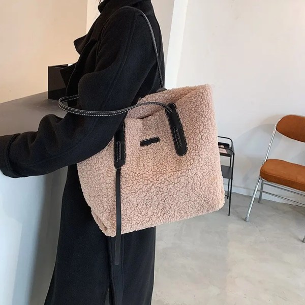 Designer Lammull Stor axelväska Kvinna Mode Fuskpäls Dam Handväskor Vinter Lyx Plysch Shopping Tygväska För Dam Black 41cm30cm14cm