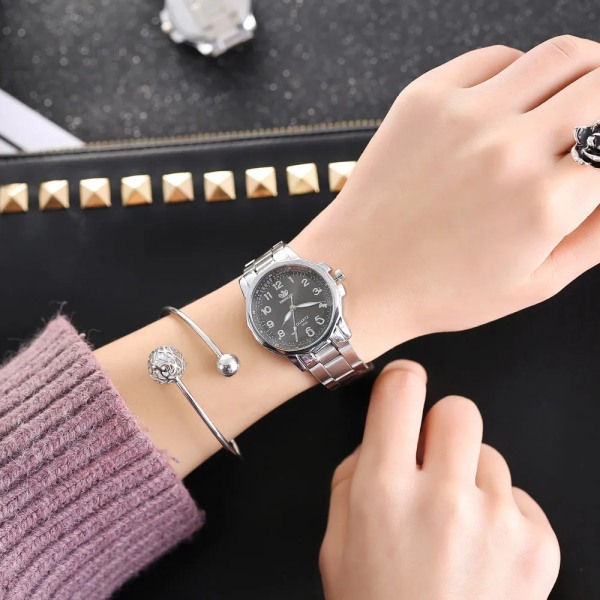 Elegant Watch Lyx Dammodemärke Armbandsur Japan Movement Rostfritt stål Present till flickvän Montre Femme Silver and black