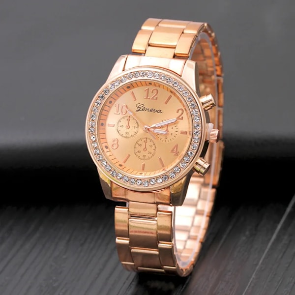New Arrival Klockor för kvinnor Geneva Three-eye Diamond-set Alloy Watch för män och kvinnor Modelos De Pareja De Hombres Y Mujeres gold