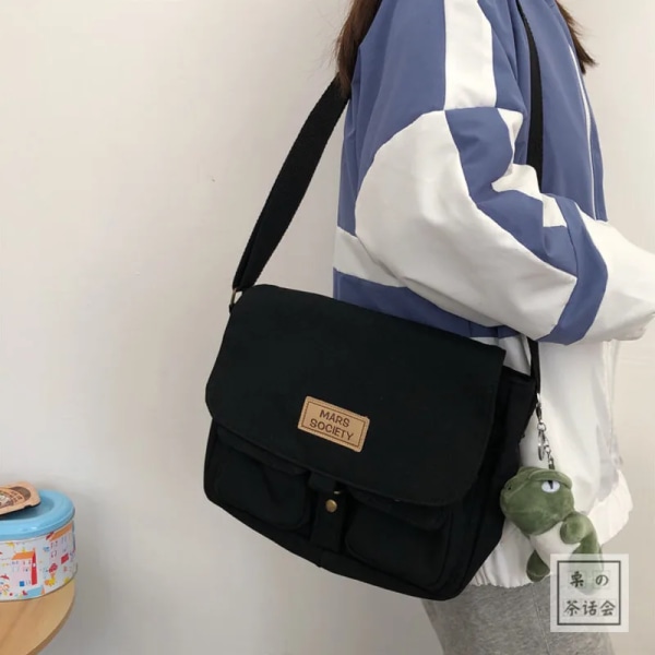 Canvasväska för kvinnor Japanska avdelningen Harajuku Windsuit Messenger Bag Kvinnliga koreanska studenter Axelväskor as picture 7 pendant 28cmx23cm