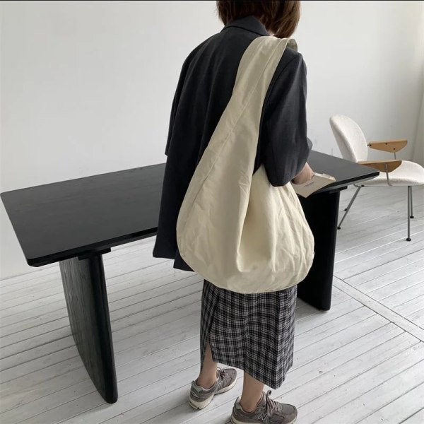 Kvinnlig Canvas Crossbody-väska Stor kapacitet Dumpling Axelväska Retro Mode Hobos Messenger Bag Enfärgad Handväska för kvinnor white