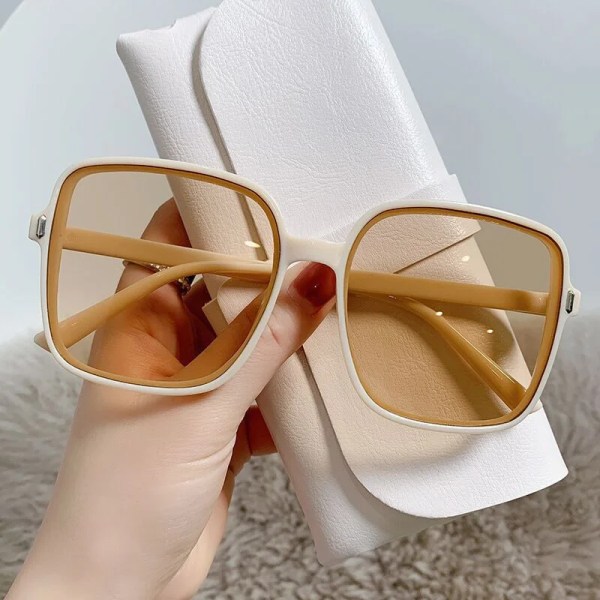 2022 Modedesigner Fyrkantiga Solglasögon Kvinna Retro Vintage Gradient Solglasögon Kvinna Klar Lins Svart Vit Oculos De Sol Black frame