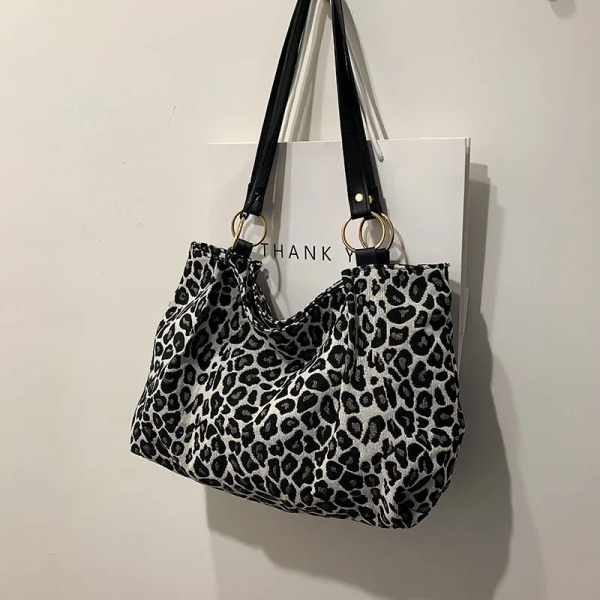 Populära handväskor för kvinnor med stor kapacitet Leopardaxelväskor Nytt mode tygväskor Shopping- och resväskor Canvasväskor Black 36x10x27 cm