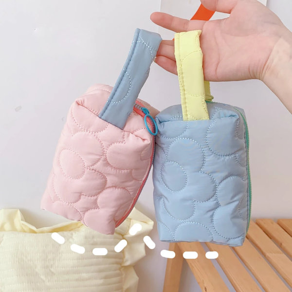 Ins New Koreansk Quilted Flower Kosmetikväskor Dam 2022 Mode Stor Kapacitet Bomullssmink Förvaringsväska Case för tjejer 1pcs colour random