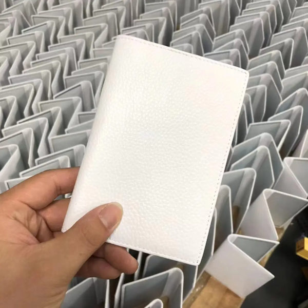 Gravera bokstäver Läder Cover Anpassat namn Mjuk kohud Resepasshållare Kvinnor Män Gör-det-själv-present Passfodral Case White