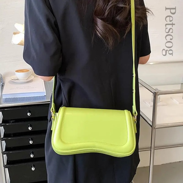 Petscog Luxury Designer Axelväskor Crossbody Väskor För Kvinnor Pu Läder Trend Kvinnlig Underarm Väska Mode Handväska Flap Handväskor Light Green (20cmMax Length30cm)