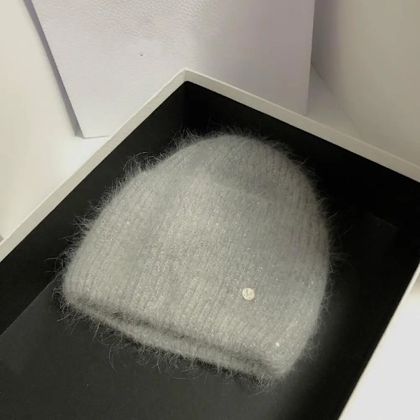 Ins Solid Shiny Color Beanies SkulliesLetter Kvinna Fluffig Vinterhatt För Matchande Varm Mjuk Present letter logo16