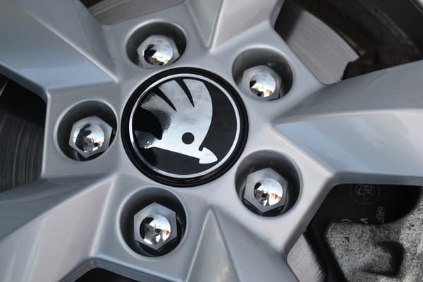 [zd]4-pakning - Skoda senterkopper / hjulkapsel-emblem - Bil 80 80 65 mm