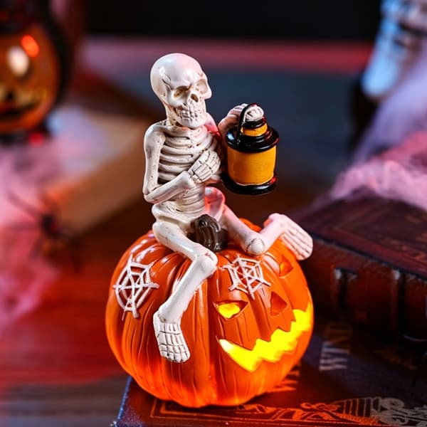Halloween-sisustus, hartsirunko kurpitsojen päällä Jack O' Lantern -valolla