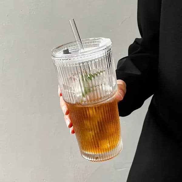 600 ml randig kaffekopp i glas med lock och sugrör, transparent dricksglas.
