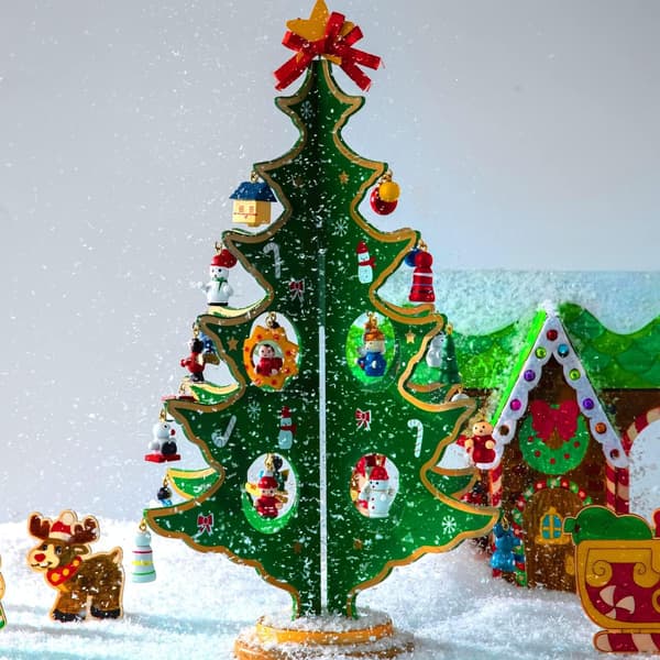 Julekalender med 24 dages nedtælling, juletræ i træ og 28 pynteting - Snemand julepynt