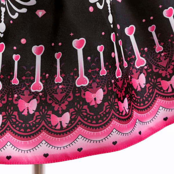 Prinsessekjole til piger til Halloween – Sort og lyserød festkjole med hjerte- og kranieprint samt flæseærmer 80cm
