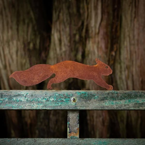 Metalskulptur Egern 30 cm - Rusten Jernkunst til Have- og Terrassedekoration