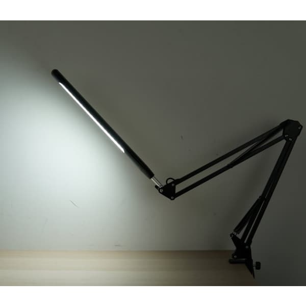 LED skrivebordslampe med justerbar svingarm Sort