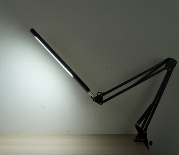 LED Skrivebordslampe med Justerbar Svingarm Svart