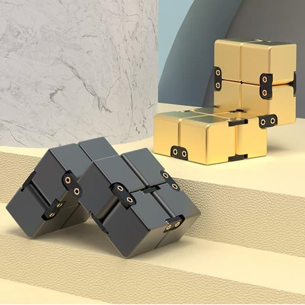 \"QD\" Fidget-lelu Stressinlievitys Infinite Cube Flip Kuutio Musta