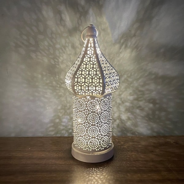 \"QD\" Marockansk Vit Ihålig LED Vindlykta Järnlykta Hem Sovrum Vardagsrum Atmosfär Dekorativ Lampa Ornament Liten Storlek 27,2cm Hög