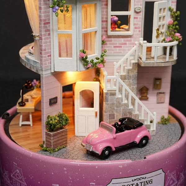 QU/Kreativ DIY-nukkekoti miniatyyri pyörivällä musiikkilaatikolla, pölysuojalla ja LED-valoilla (koti)