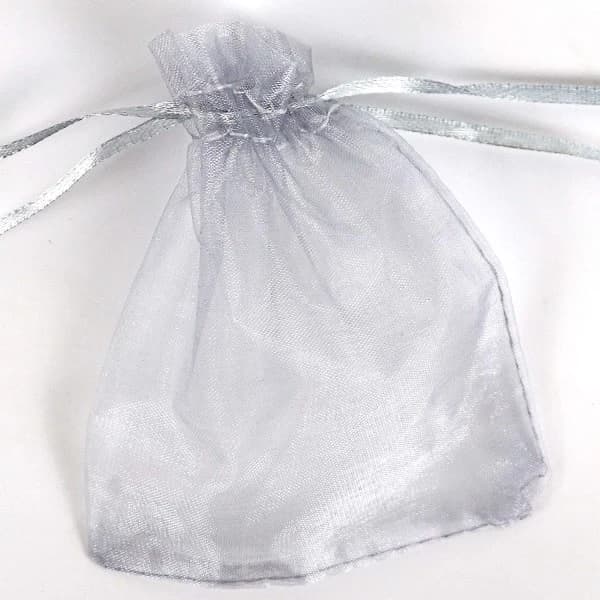Små presentpåsar med dragsko Organza 25-pack 7x9 cm Grå