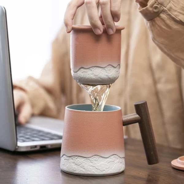 Ceramic Tea Cup with Infuser and Lid (38 cl), Tea Mug with Wooden Handle, Gradient Pattern and Cloud Sculpture Gift Packaging for Various Holidays (Pink)
