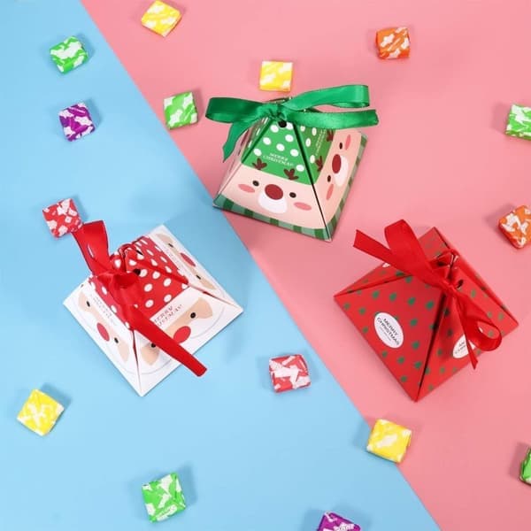 3 Julklappsaskar – Triangulära Godisförpackningsaskar – Jultomte & Julgran – Röd/Grön – 8×8×9 cm