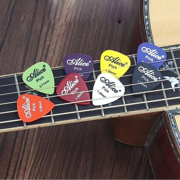 \"QD\" 50 stk Plektre med boks for elektrisk og akustisk gitar
