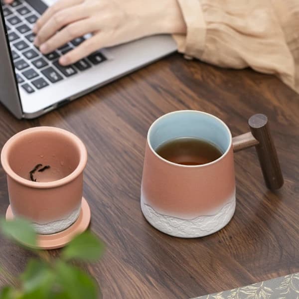 Ceramic Tea Cup with Infuser and Lid (38 cl), Tea Mug with Wooden Handle, Gradient Pattern and Cloud Sculpture Gift Packaging for Various Holidays (Pink)