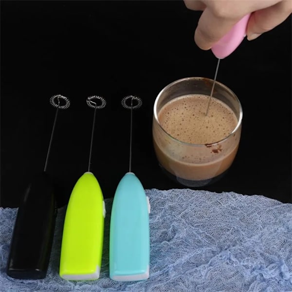 QU. Elektrisk Eggvisp Melkeskummer Automatisk Melkeskum for Kaffe Matcha Varm Sjokolade Visp Mini Drikkemikser Blender Kjøkken