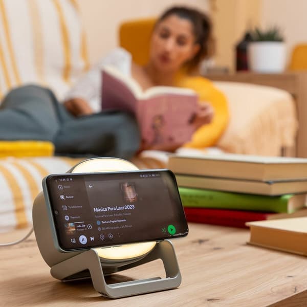 Trådløs lader med høyttaler og LED-lamper