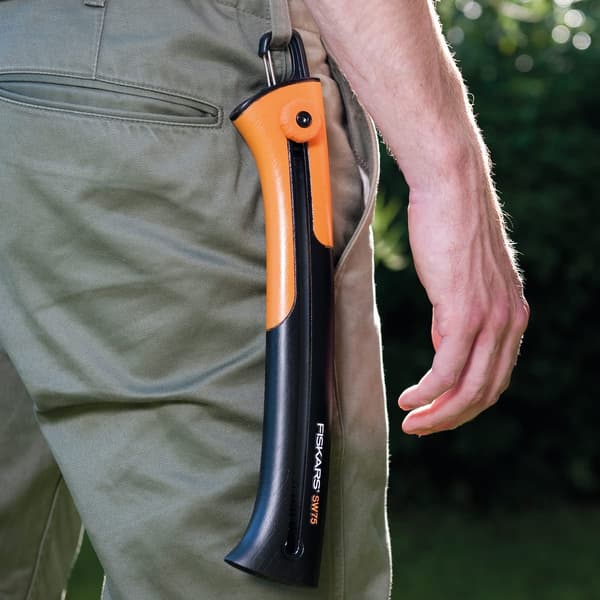 Fiskars SW75 Håndsav med 10 tommer hårdtforkromet grovtandet klinge, skridsikkert greb og bælteclips til skæring af frisk træ op til 12 cm, orange/sort