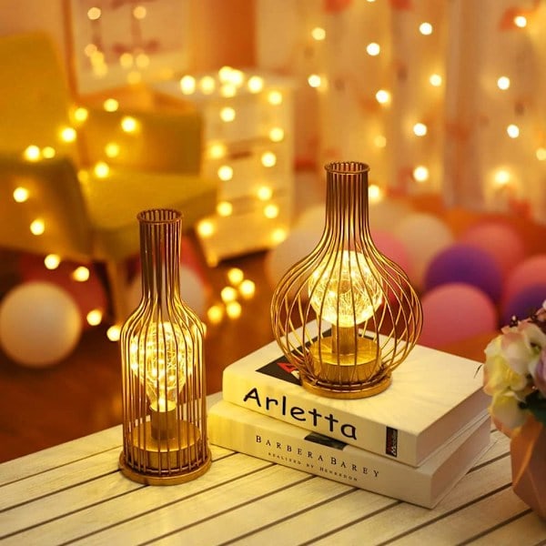[QD] Metallbordlampe med batteridrift, nattlampe med LED-fe-stjernestrenglys for soverom, hjem, bryllup - 16x16x25 cm