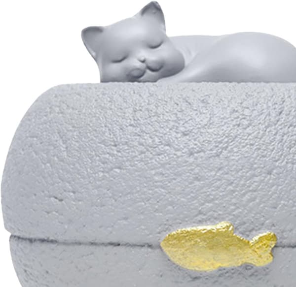 Sovende kat kæledyrsurne til aske, mindeboks til kat i harpiks med guldfisk-detalje, kæledyrsurne til katteelskere, grå