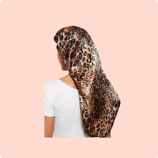 2-pack extra lång satinhätta för långt hår, flätor och lockigt hår, fuktbevarande, leopardmönstrad och svart, 60 cm