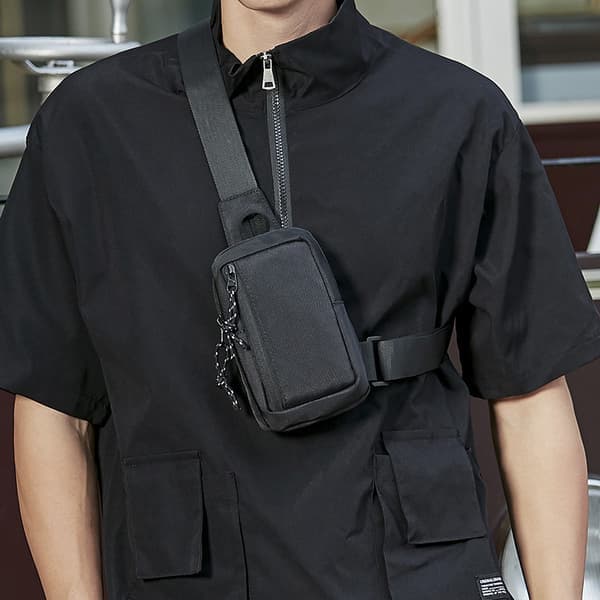 Let crossbody-taske