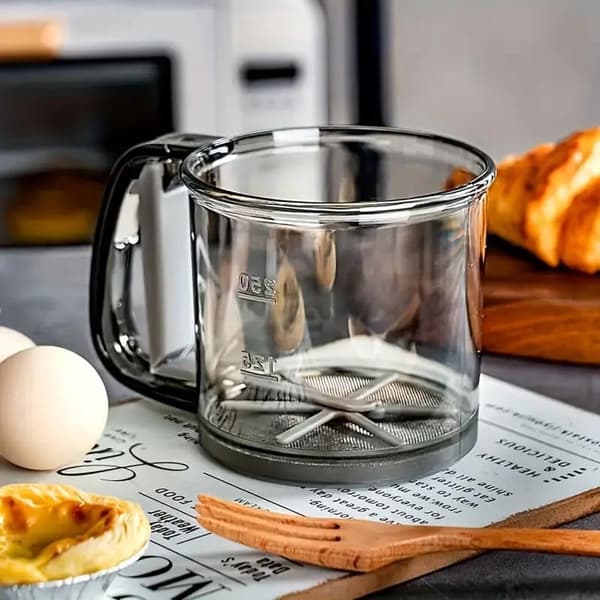 Melsigte med 30-mesh rustfri stålsi, enhåndsbetjent squeeze-design med måleskala til bage-mel, kakao og flormelis, grå