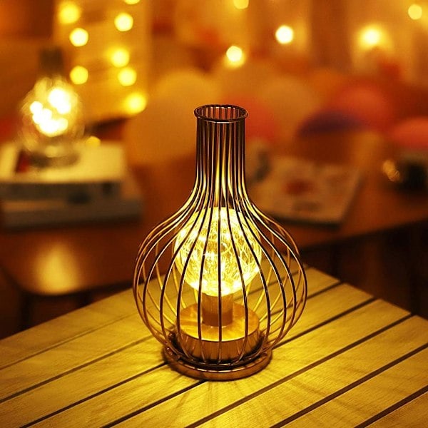 [QD] Metallbordlampe med batteridrift, nattlampe med LED-fe-stjernestrenglys for soverom, hjem, bryllup - 16x16x25 cm
