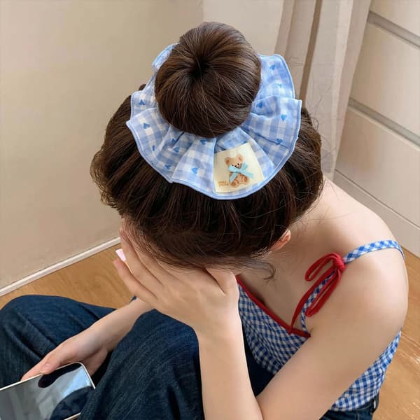 Ternet blonde-scrunchie — Elastisk hårelastik og modetilbehør*84# Lyseblå ternet hjerteapplikation bjørnehårelastik, ca. 13 cm**84# 84#