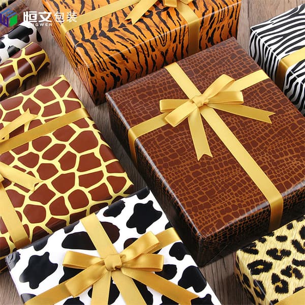 Presentpapper med leopard- och komönster, presentinslagning{hw}