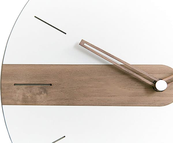 Moderne minimalistisk lydløs veggklokke med synlige treelementer uten tall