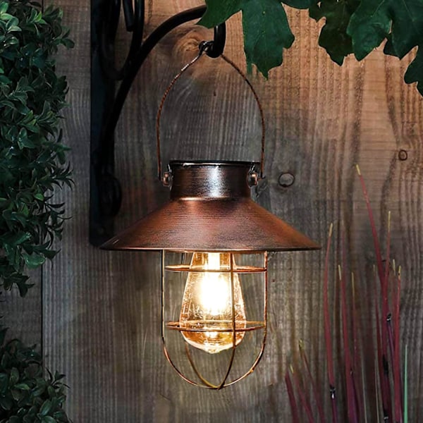 Vintage-tyylinen metallinen aurinkolyhty lämpimillä LED-valoilla puutarhaan, patiolle, puuhun, aurinkovalaistus maisemointiin,