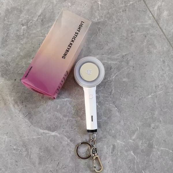TWICE 3. generations Mini Light Stick Nøglering, Farveskiftende Lysende Slikpind Charm, K-Pop Fan Samlerobjekt Vedhæng