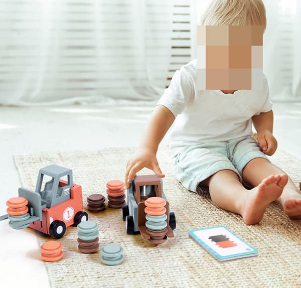 Stabelkampspil med trægaffeltruck, STEM-legetøj til finmotorisk træning