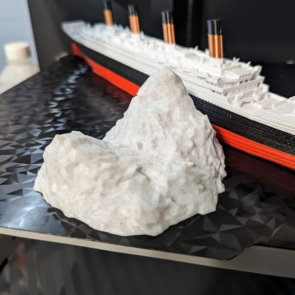 Titanic Skipsmodell med Isfjell – Avtakbar Skipsmodell Skrivebordsdekorasjon
